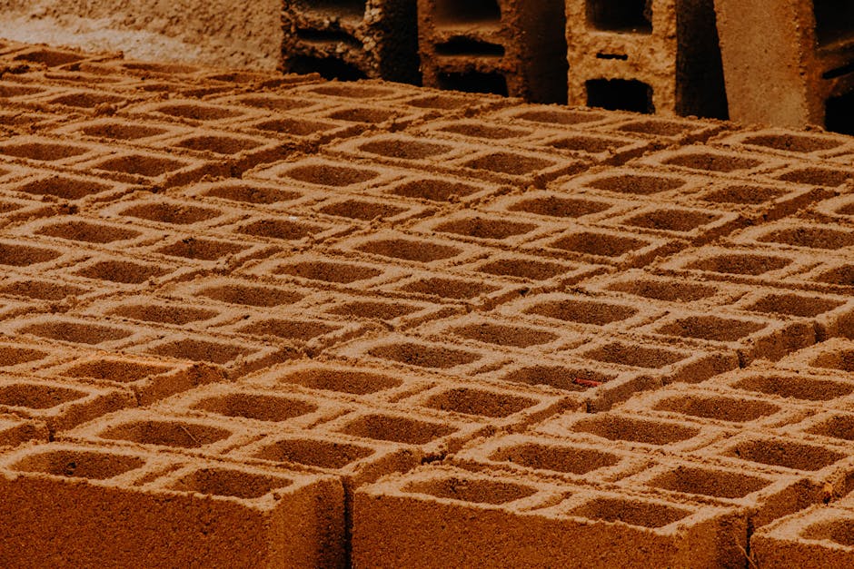 palety z suchym betonem przygotowane do układania na terenie placu budowy